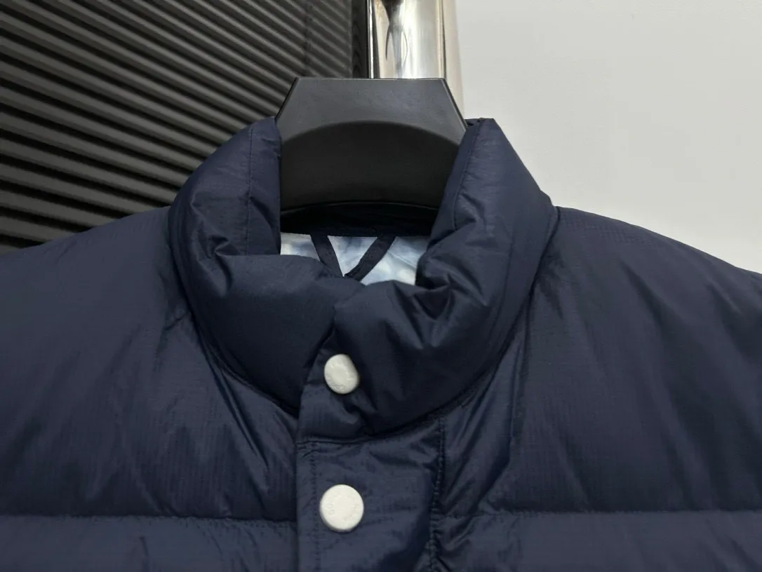 P480 [Canadagoose] Canada Goose White Label Glacier Down Vest Canada Goose's new "Northern Lights Series" down vest Canada Goose's new "Northern Lights" Northern Lights White Label down vest is now available! The light and layered colors give people the feeling of being trapped in the mist around icebergs and glaciers. It can be said to be very dreamy! Original YKK zipper, Size:XS-XXL